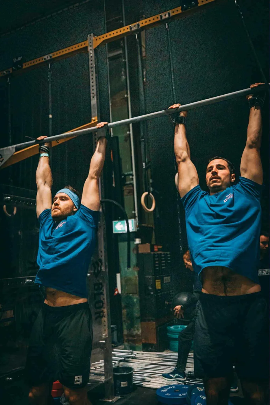 Thomas suspendu à la barre de traction pendant un WOD