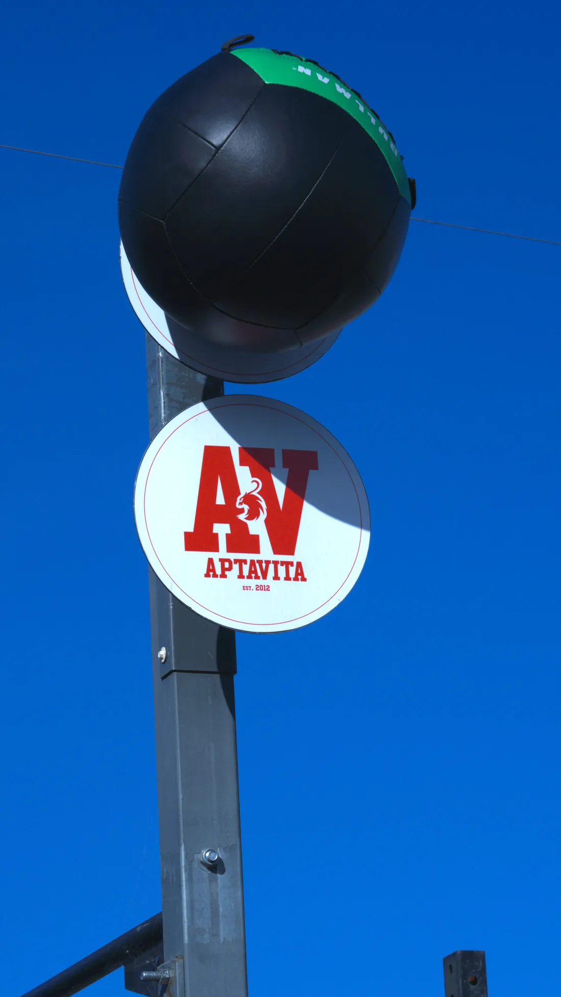 Wall ball et panneau du logo Aptavita sur le mur extérieur de la box