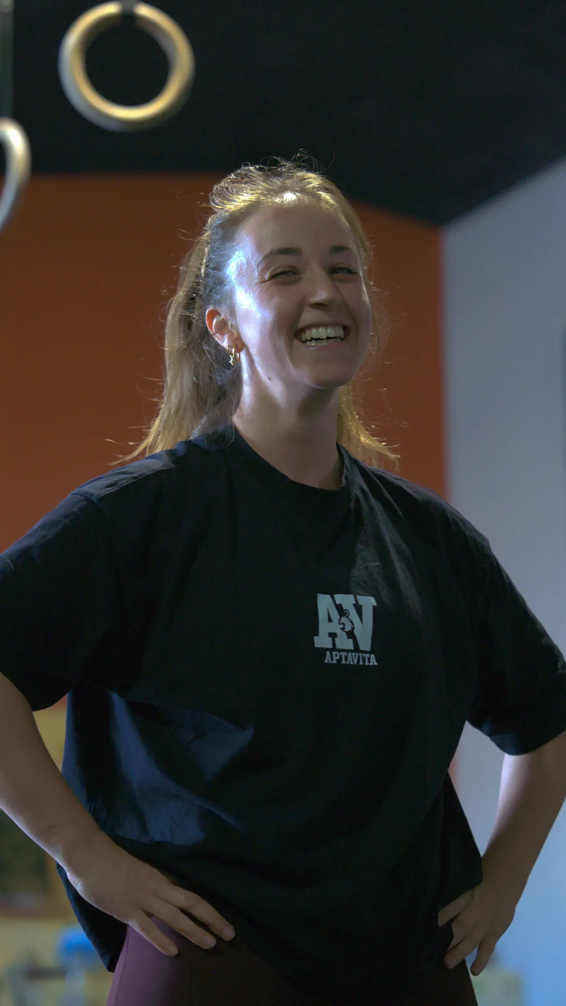 Adhérente Aptavita souriante après une série aux anneaux à la box de Cabestany