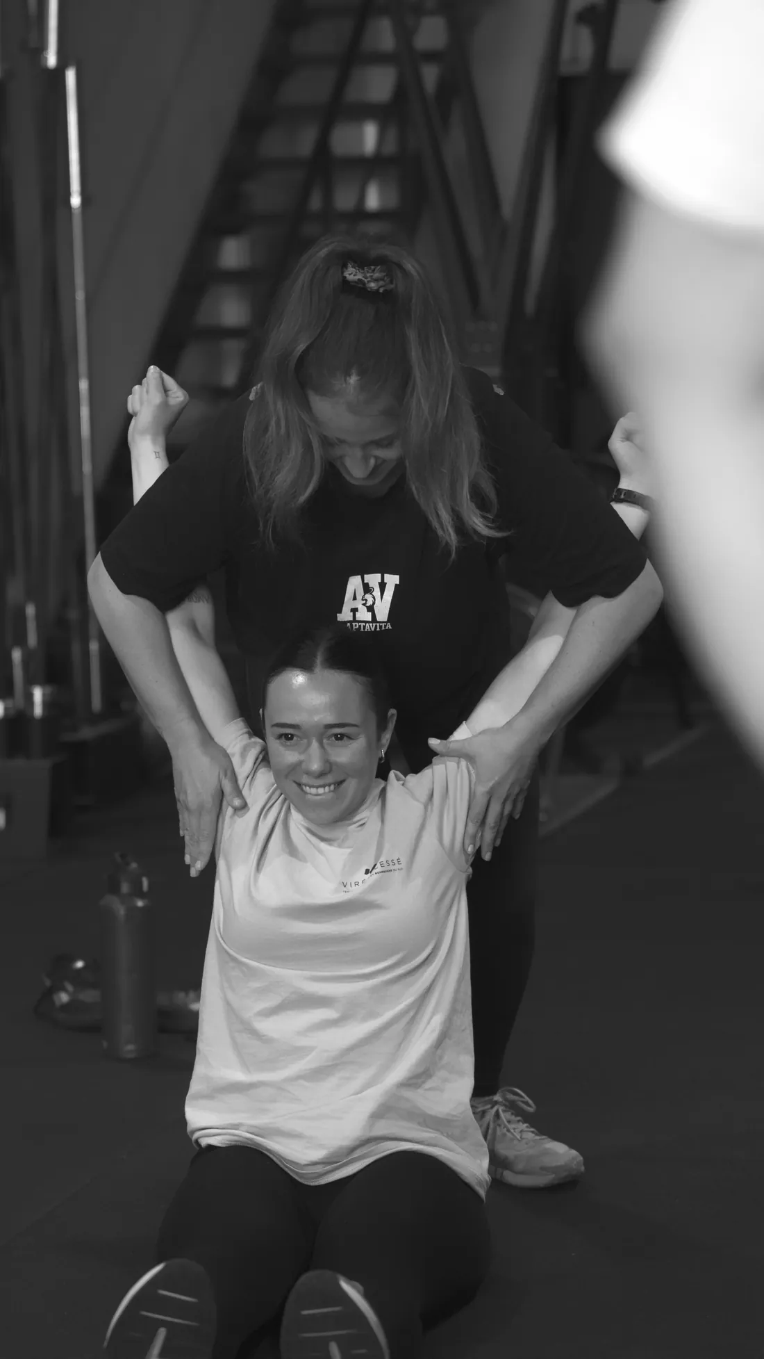 Travail de gymnastique à deux dans la bonne humeur à la box Aptavita