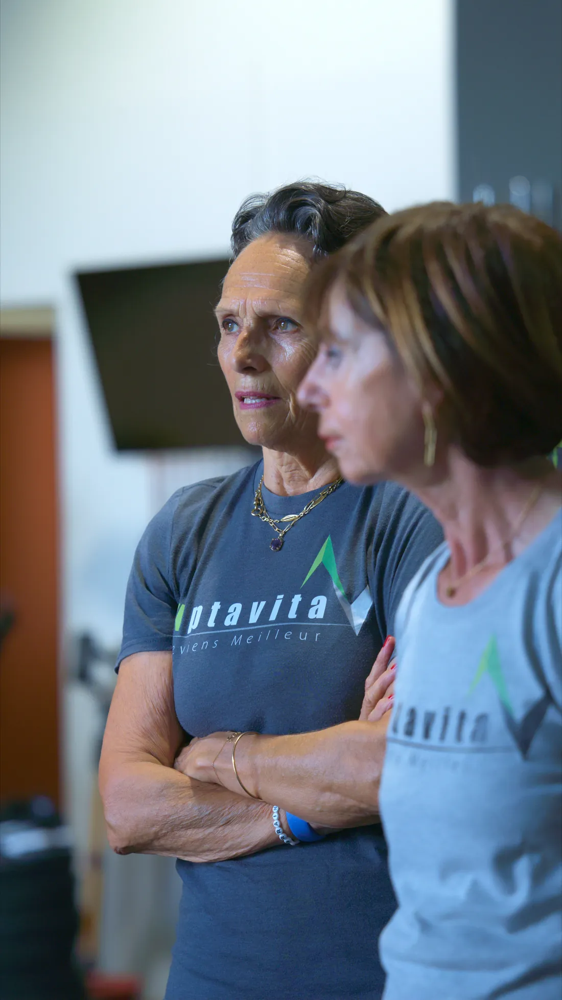 Deux adhérentes du cours Light en t-shirt Aptavita pendant une séance à Cabestany