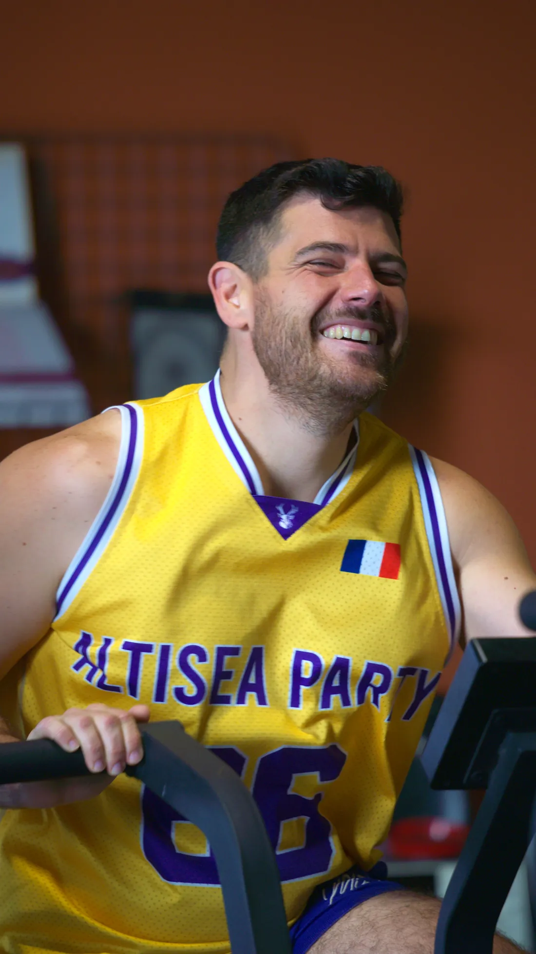 Adhérent souriant en plein effort cardio pendant un WOD à Aptavita