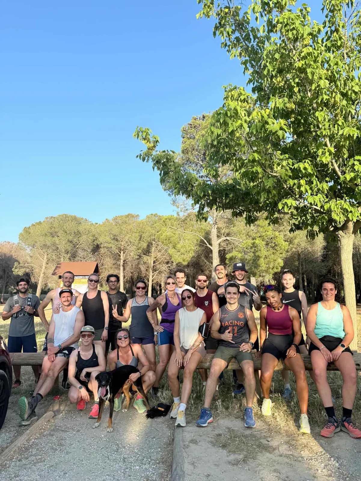 Les membres d'Aptavita réunis au parc après une séance en extérieur