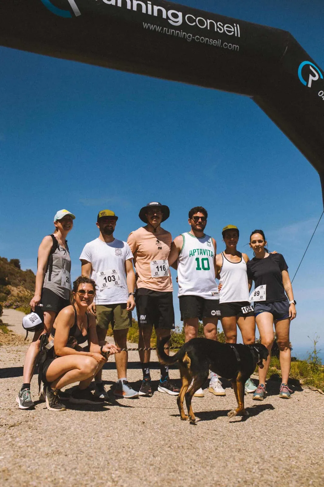 La team Aptavita à l'arrivée d'un trail, avec le chien de la bande